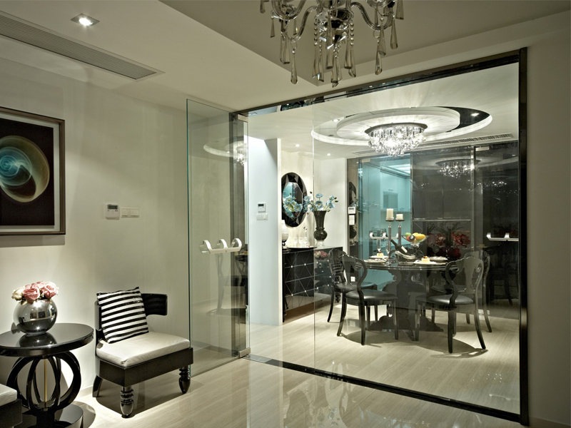 餐厅和客厅用玻璃墙隔开，简洁的空间分割，让每个区域的功能更加明确。