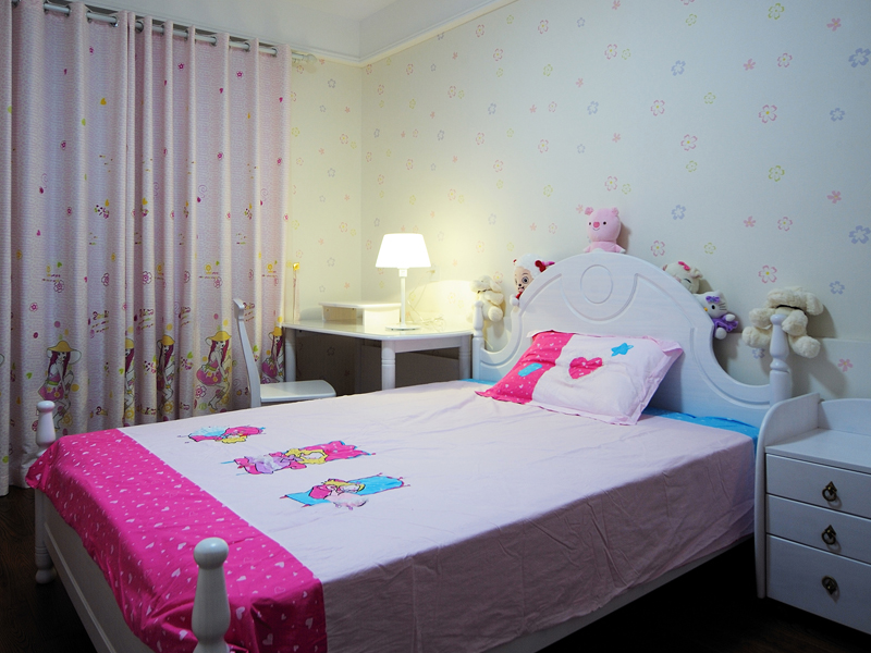 孩子的房间就不拘泥于黑色，而是采用截然不同的粉色系，反映孩子的活泼可爱。