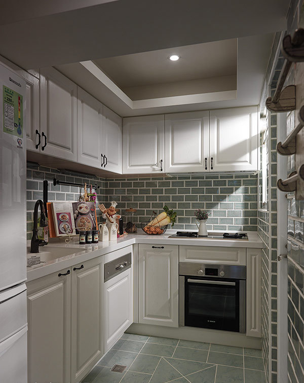 带有纯纯美式风的厨房，两色相间，白色橱柜先见高雅。