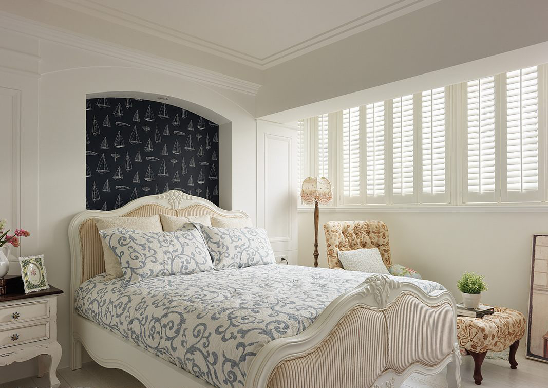 卧室明亮为主，浅色花系和白色不但可以调整空间亮度，视觉十分舒服。