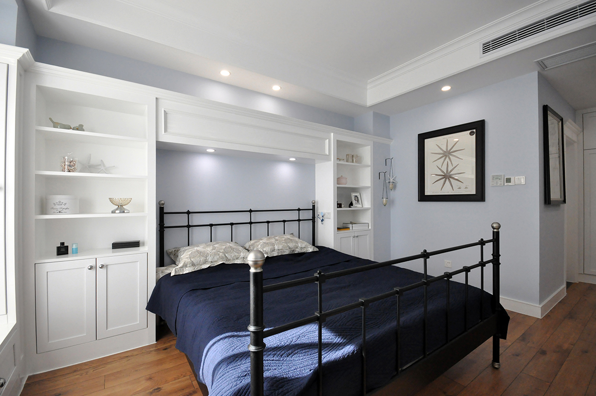 淡蓝色卧室背景，和白色的家具，黑色的床做完美色彩搭配。