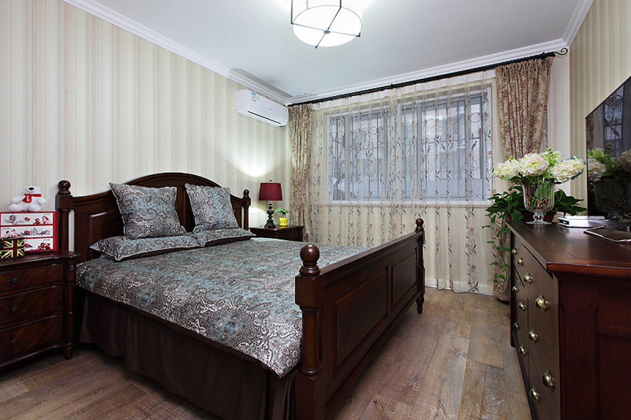 质感厚重的床和柜子加重了卧室沉稳的气质，碎花窗帘带来一丝丝复古的味道。