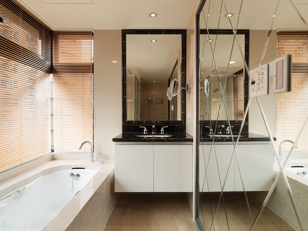 合理的安排洗手台浴缸位置，加上镜子的效果，可以使视觉空间和实用都大大增加。