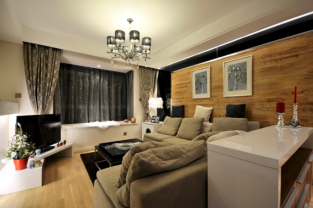 原木色木地板和布艺沙发的客厅显得温暖原生态。