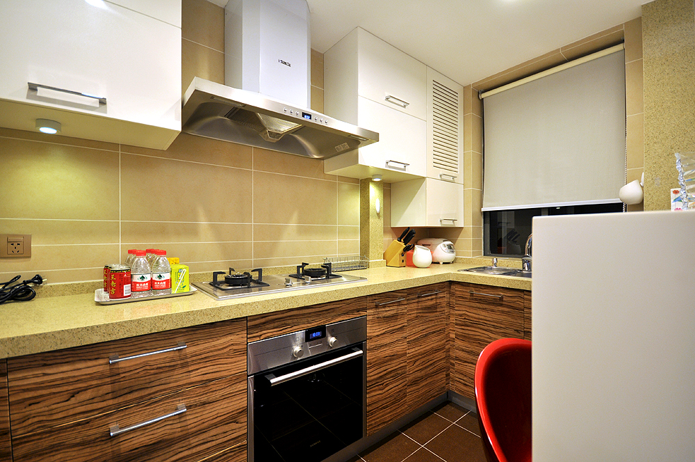 L形厨房形式节约空间的一种设计，保证厨房功能齐全。