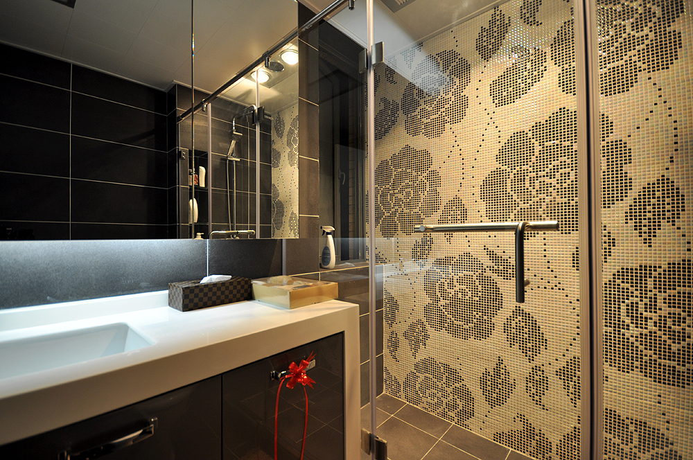 卫生间淋浴墙面采用马赛克拼花，显得不那么单调。