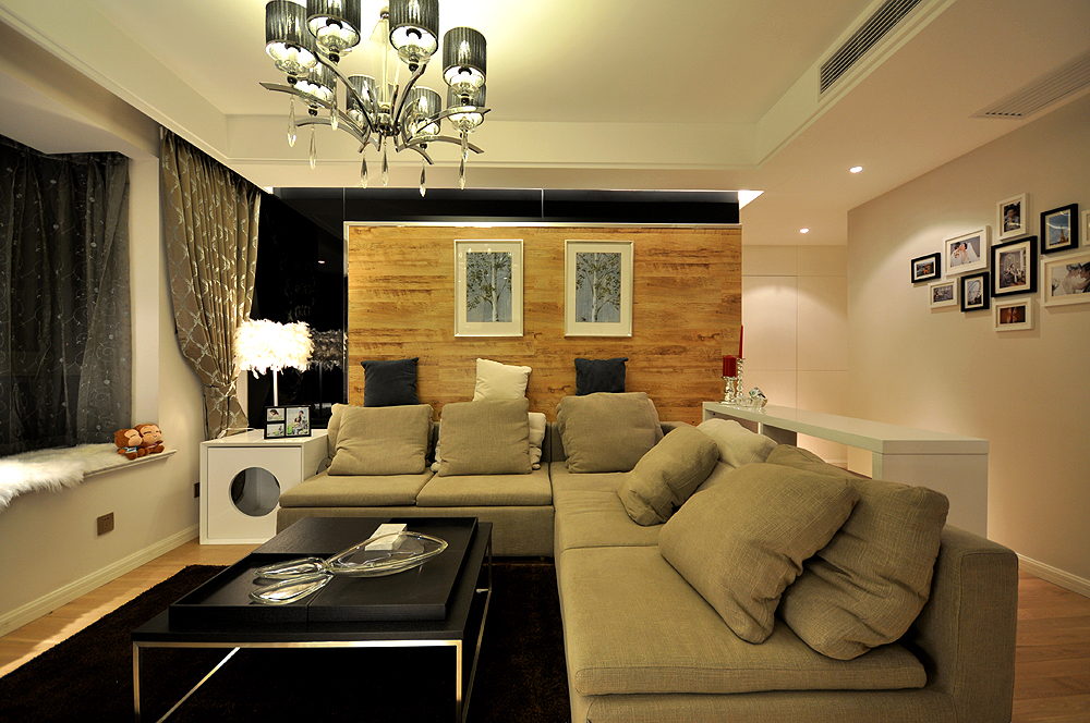 客厅背景墙采用木质板材，与地板交相辉映。