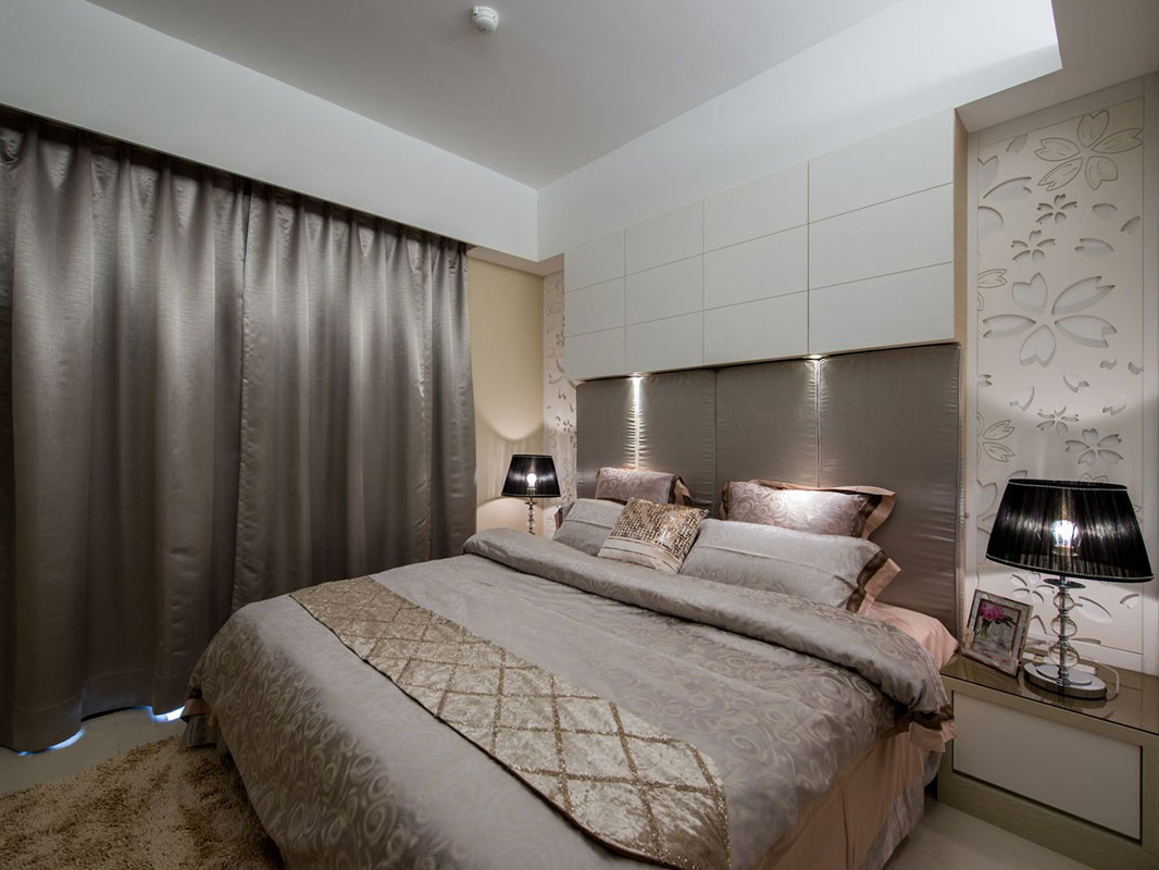 卧室的窗帘以暖色不透光为佳，与主色调毫无隔阂。