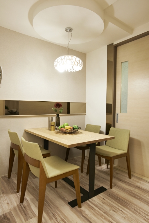 餐厅多以单独餐桌椅为主，靠墙而设足够的空间感。