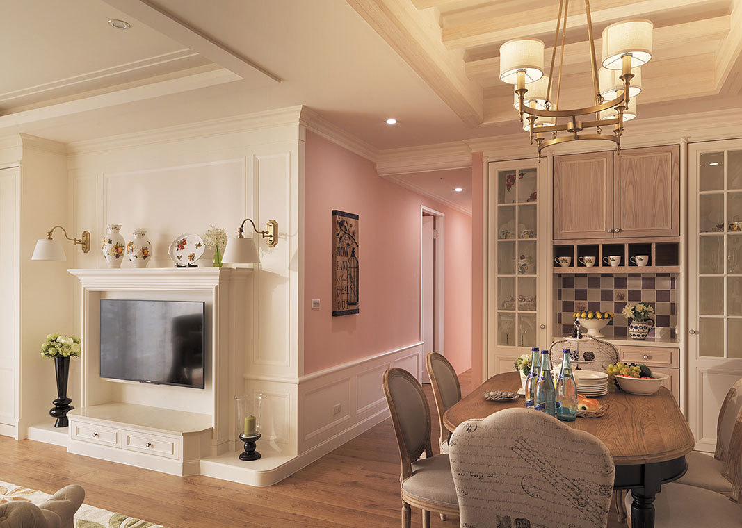 从餐厅墙面延伸至廊道，并漫入主卧房的粉橘色调，丰富空间色系层次，也达到空间的串连性。