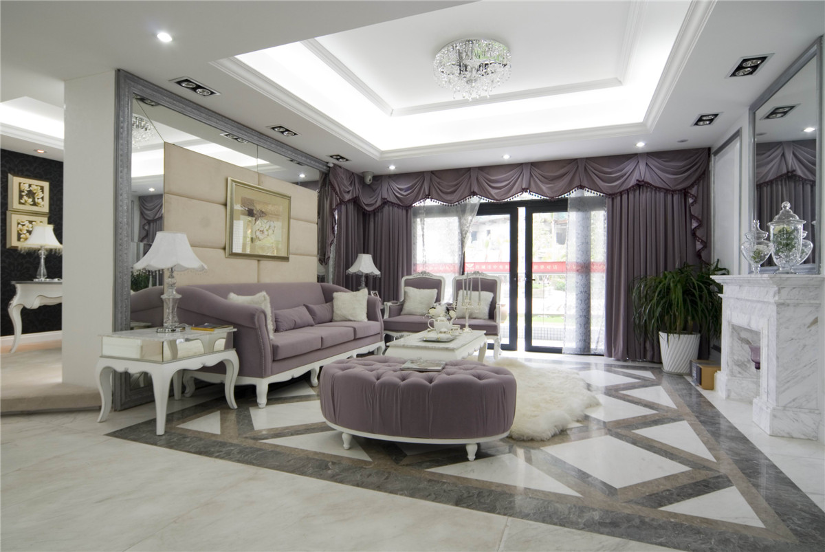 光洁大理石地面，客厅区域用带花纹的大块区分，沙发和窗帘都用紫色，一眼看去，紫色给人以温情和华贵感。