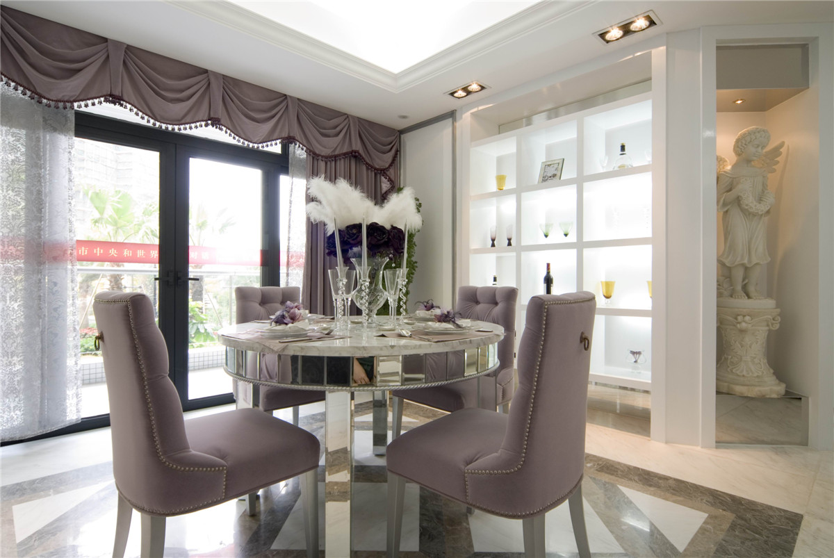 餐椅也是紫色，大大的落地窗让餐桌上洒满阳光。