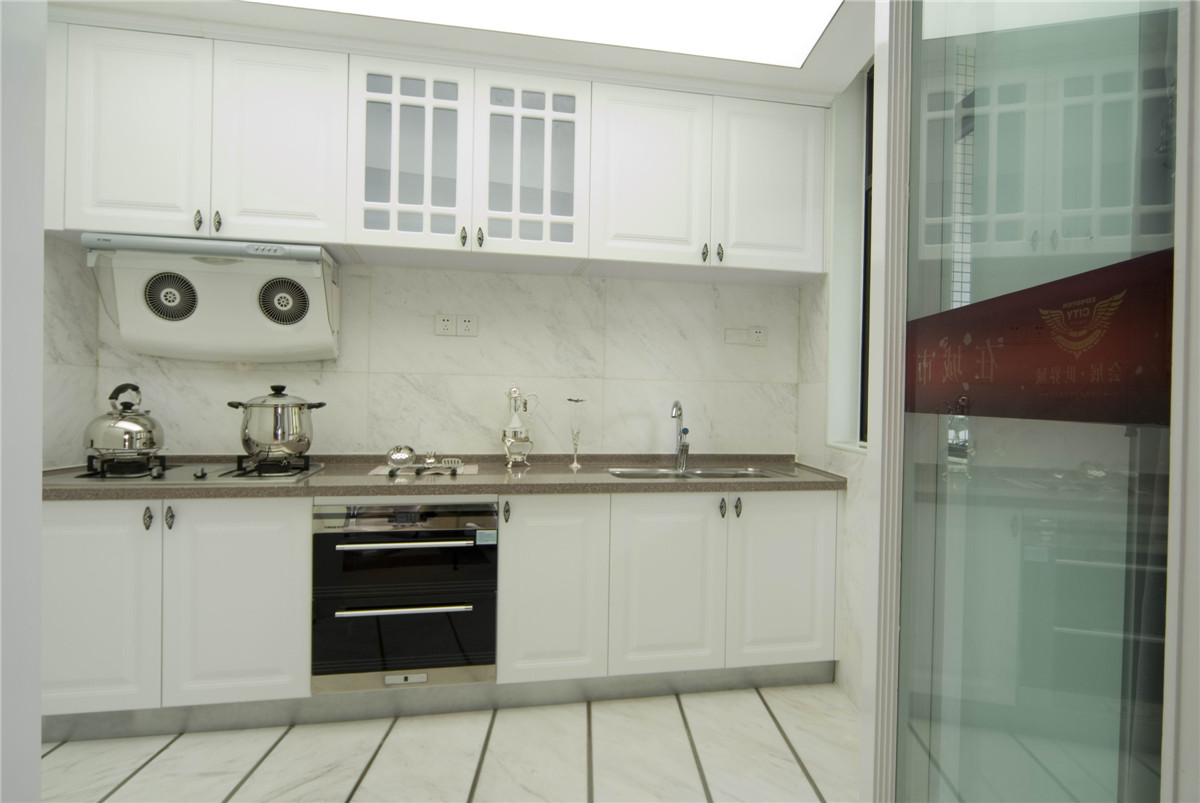 延续洁白的主色，厨房也是白色为主，看上去清爽干净。