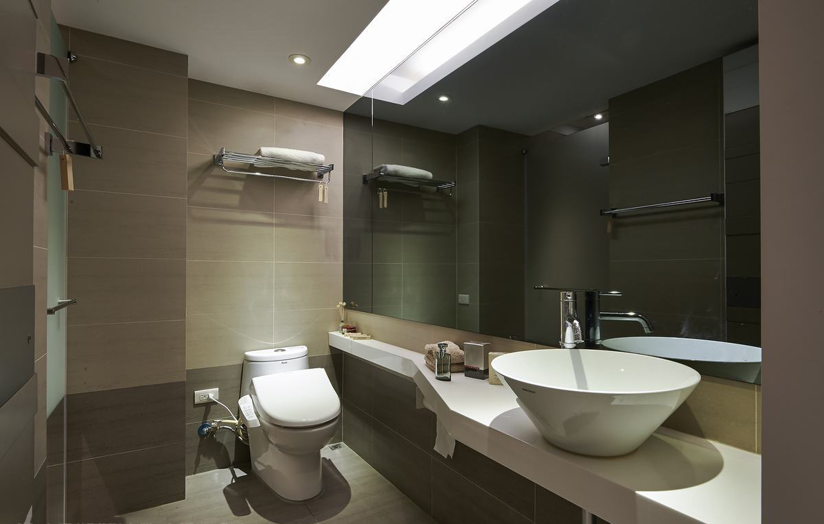 卫生间纯色墙砖地砖，干湿分离是大多数业主喜欢的选择。