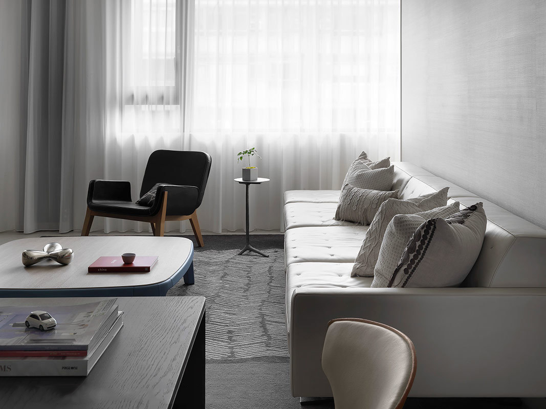 白色皮质沙发符合和灰色相协调的质感，时尚感十足。