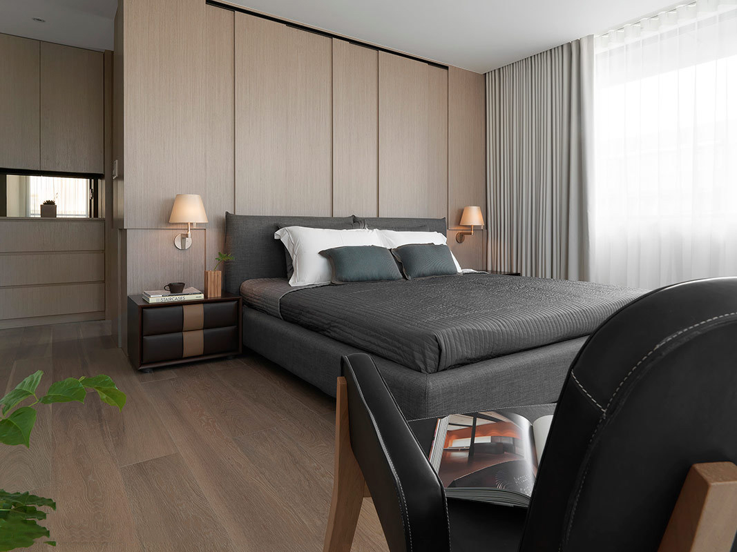 木地板的纹路和定制衣柜的搭配，增加了卧室的质感。