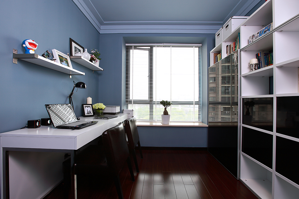 书房设计凸显了实用性，蓝灰色调打造了静谧的办公环境。