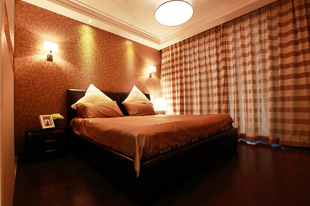 卧室通过温暖的光线营造了温暖而安然的睡眠氛围。