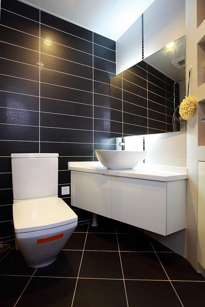 卫生间墙面和地面以相同颜色不同形状的瓷砖铺贴，线条简约明快。