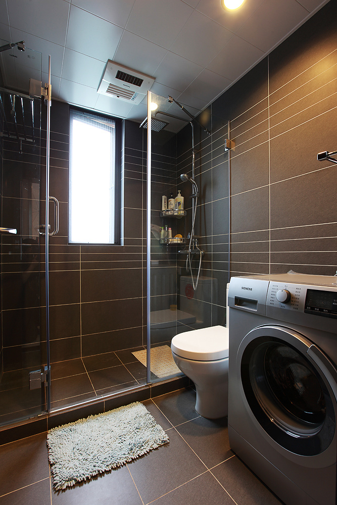 玻璃隔断使卫浴空间实现了干湿分离，防滑设置做得也十分到位。