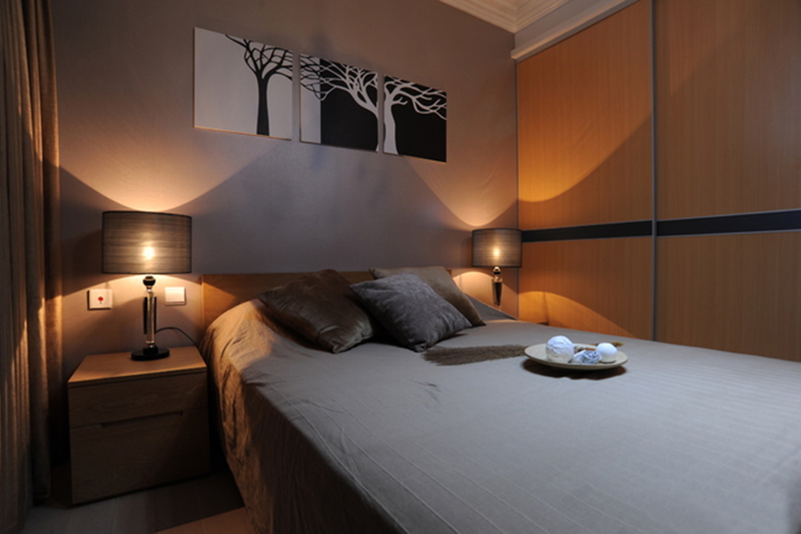床头灯和壁画搭配协调，为整个卧室加分。