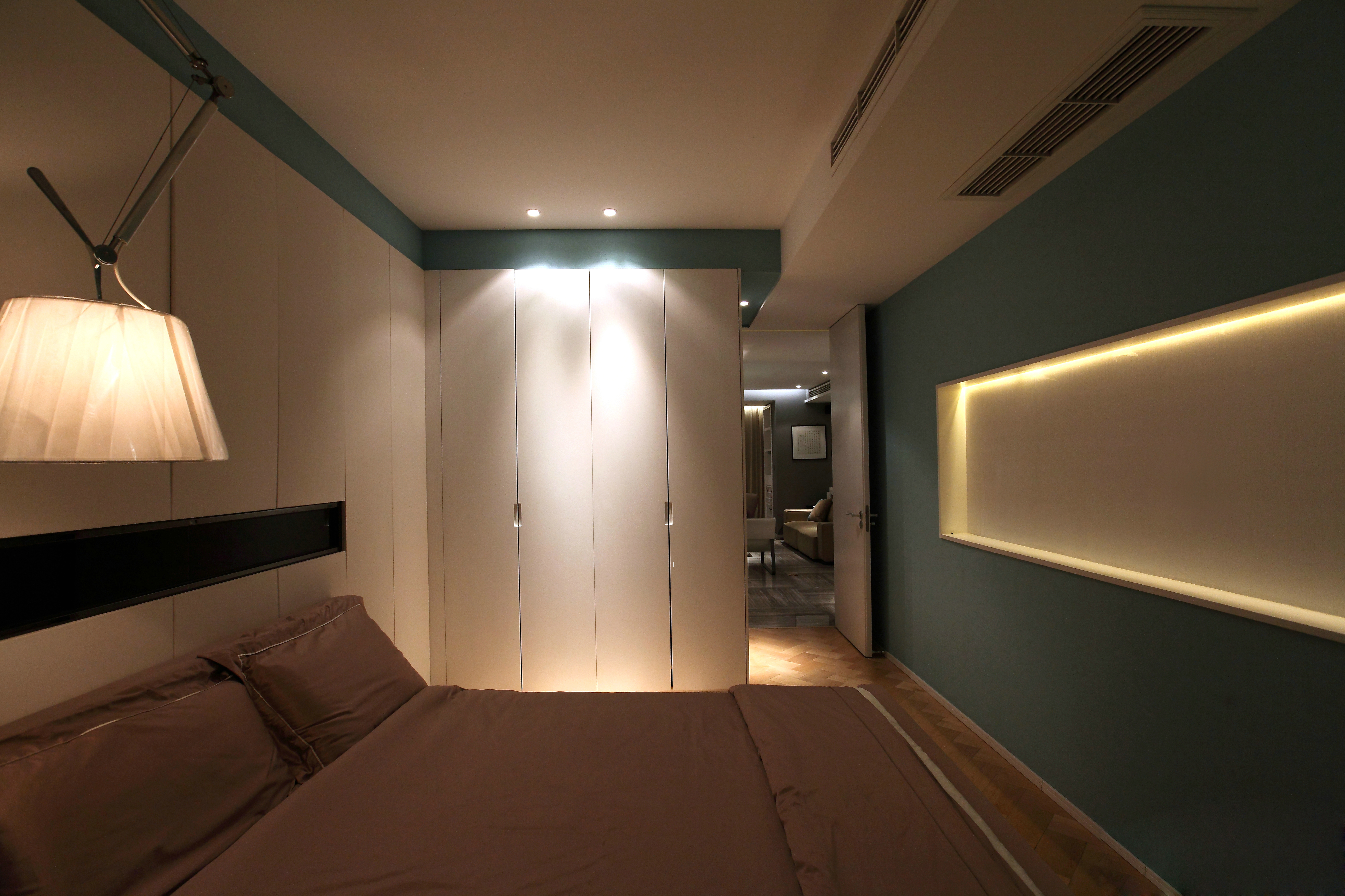 卧室设计独树一帜，蓝色的墙面色彩给人很新颖的感觉。