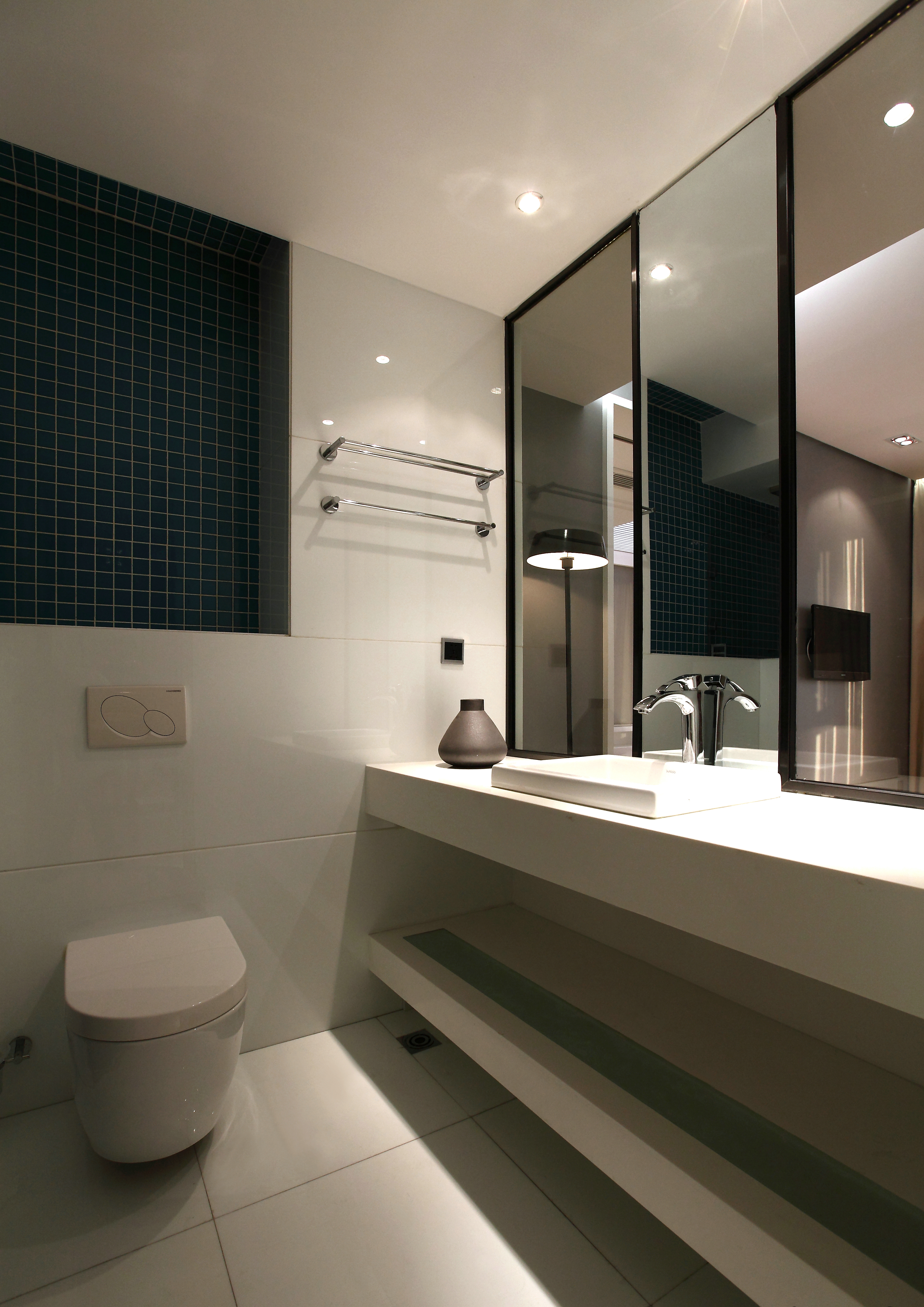 卫生间的镜面设计有效地增大了视觉空间，提高了舒适度。