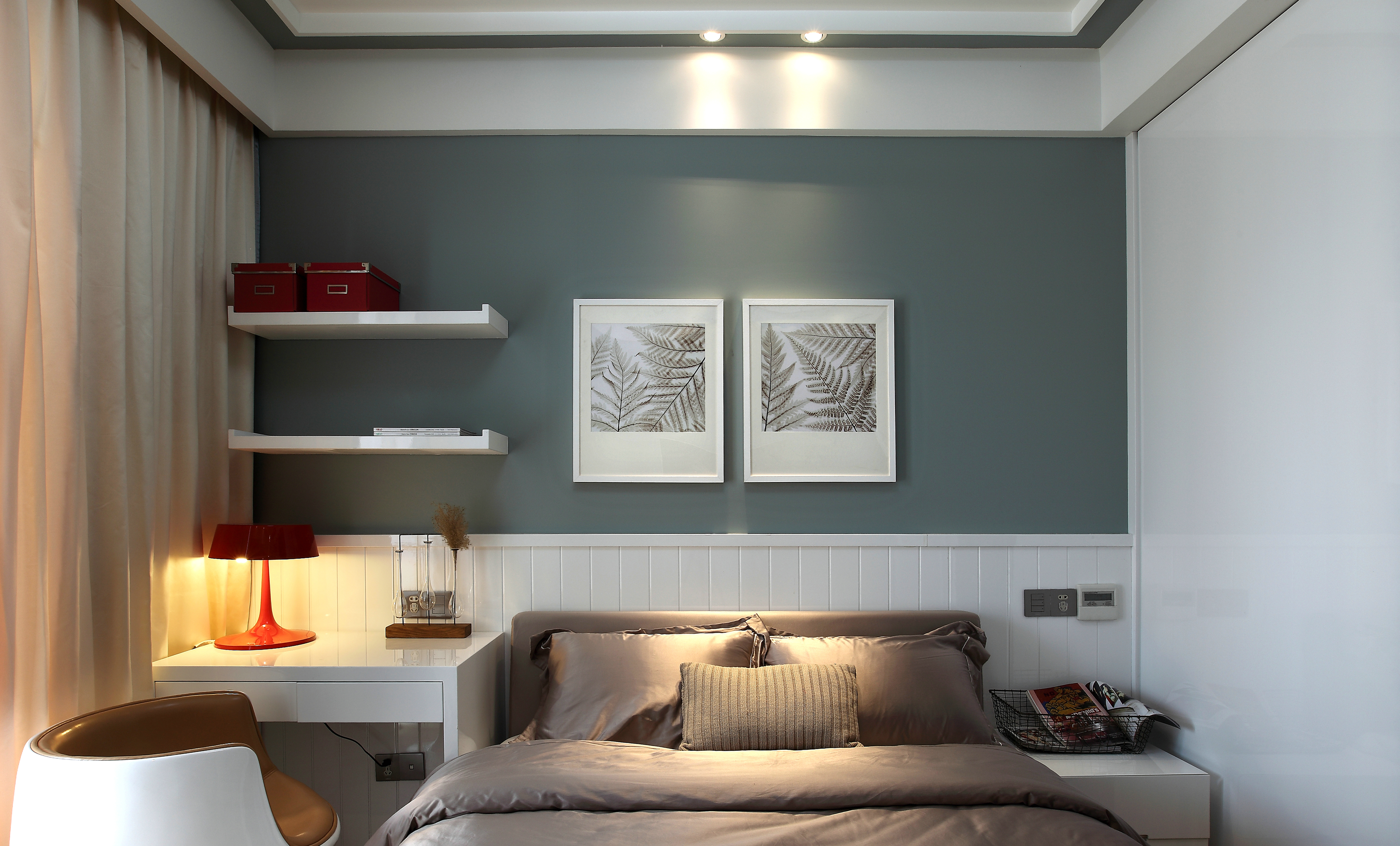 次卧充分利用空间，以简单的设计安排了使用的收纳展示架。
