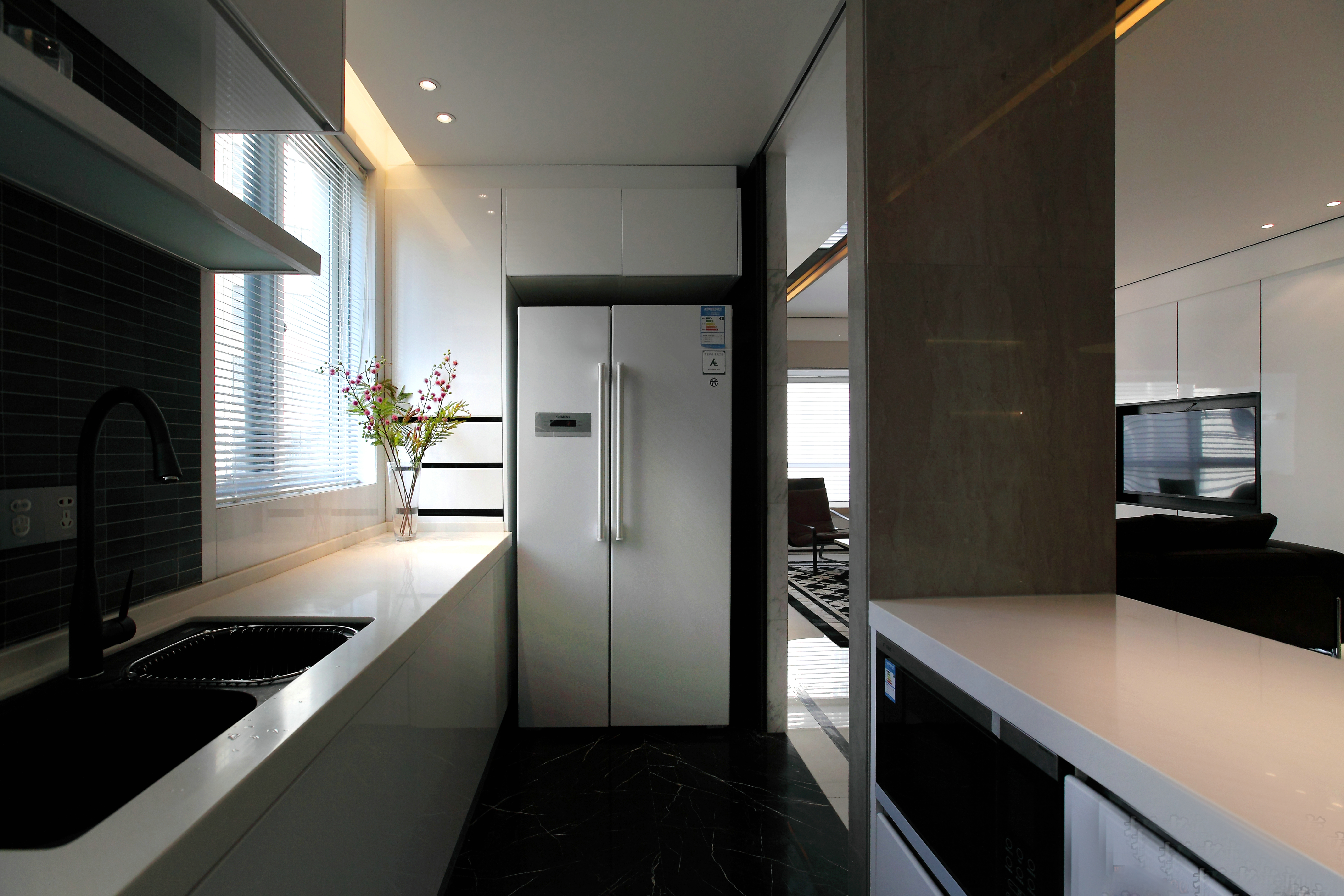 厨房空间最大利用，不破坏室内光线。
