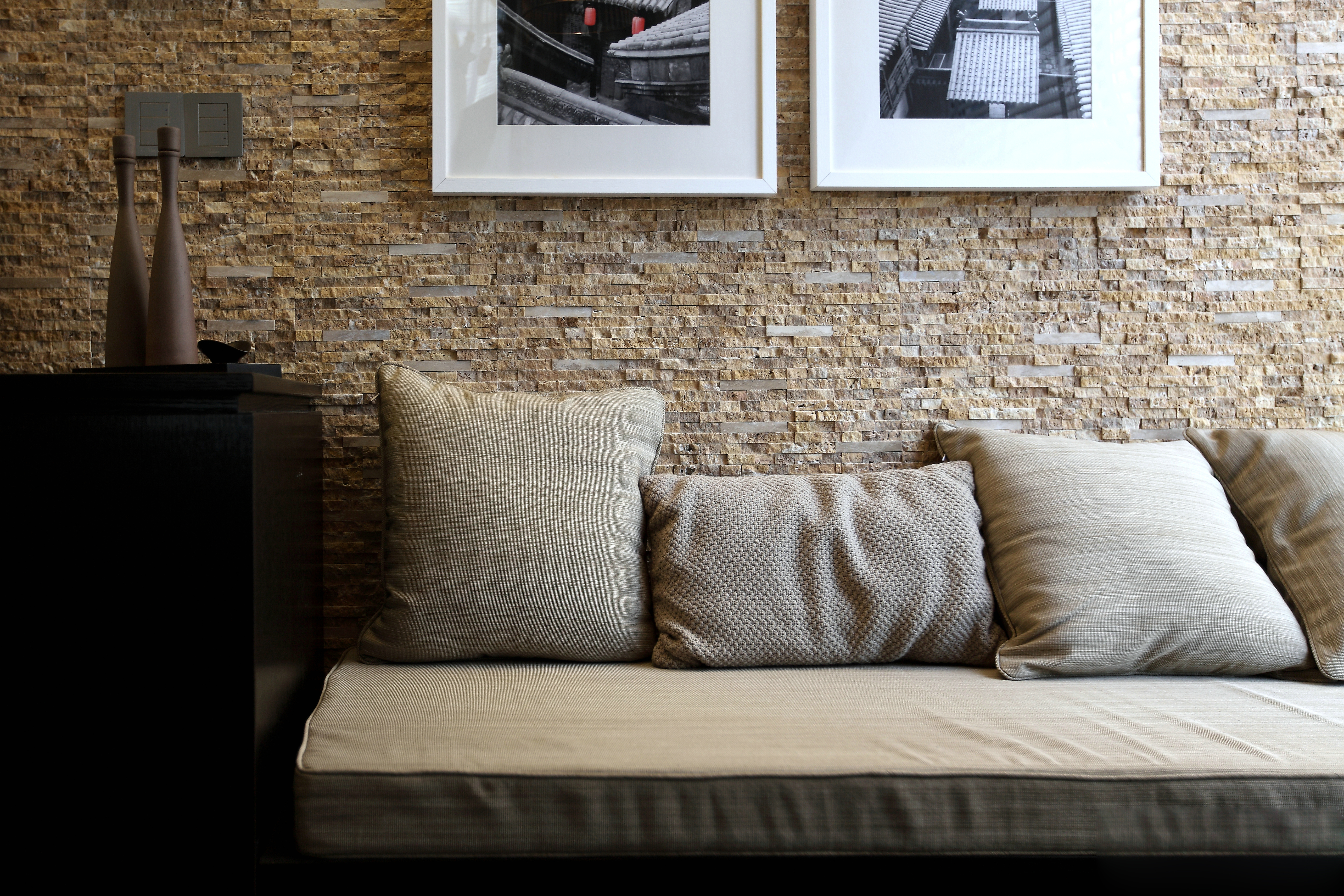 墙面很特别，搭配沙发颜色，给人一种处于自然界的舒适感。