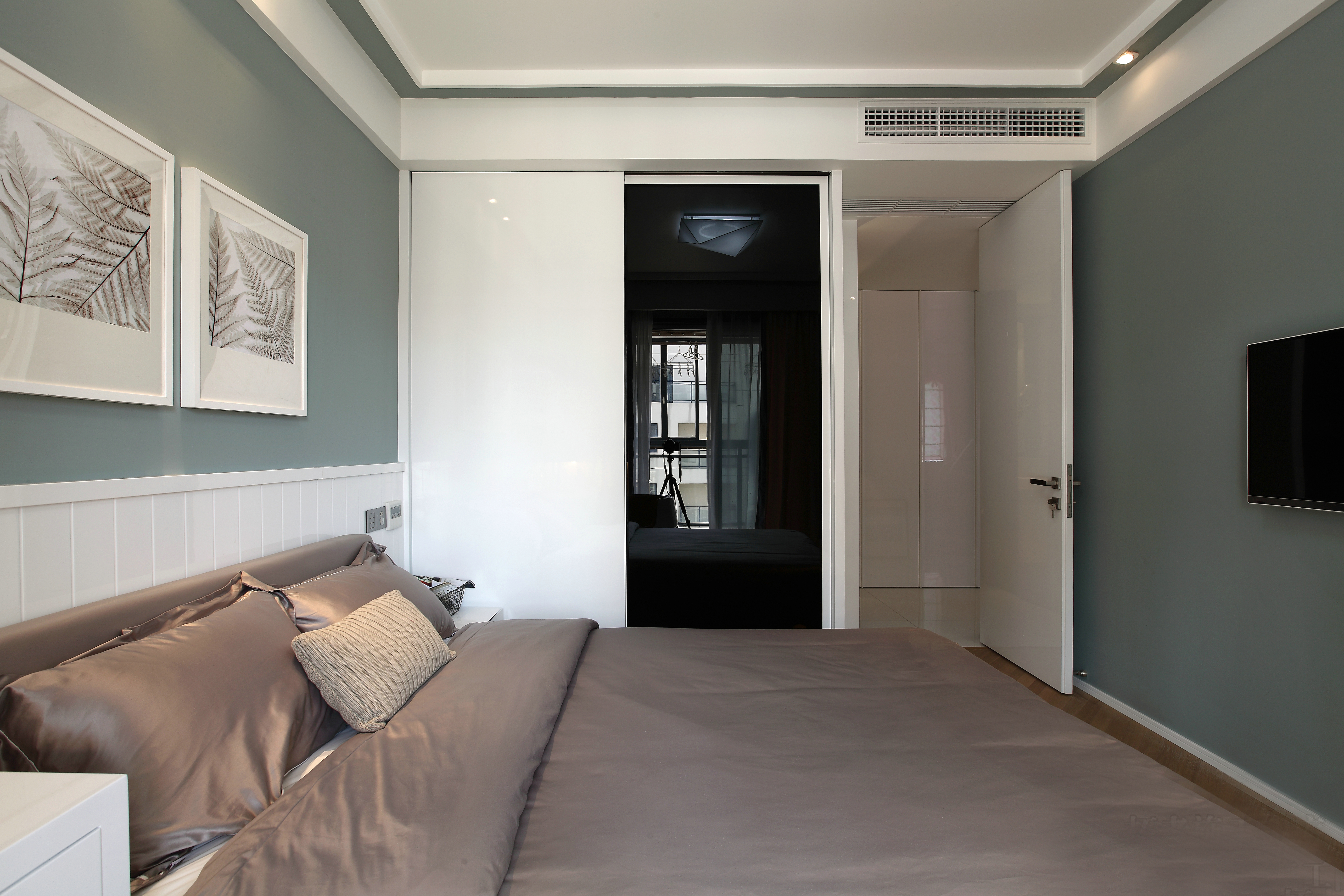 卧室墙面漆清新素雅，为睡眠提供了安适的氛围。