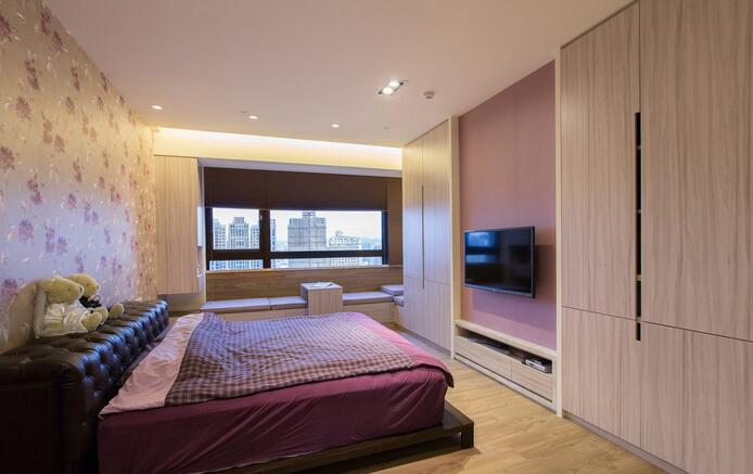 主卧以粉紫色为空间主色调，搭配木作柜面从而营造出浪漫情怀。