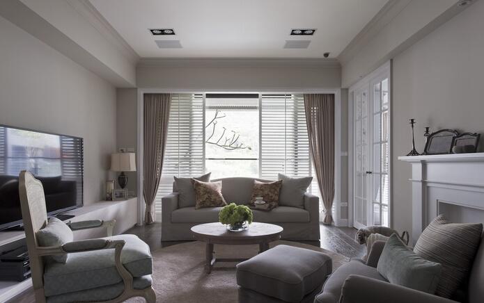 沙发以单椅摆向，让屋主可以在欣赏窗外景色的同时让空间有充足的自然光。