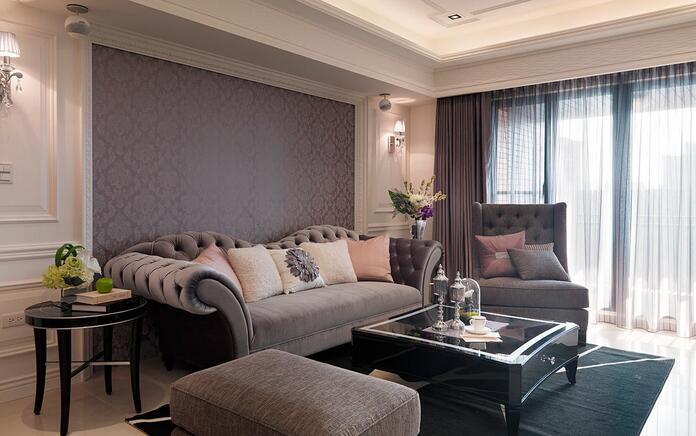 沙发背景墙运用古典线板设计，点缀淡雅的紫色调，营造浪漫空间。