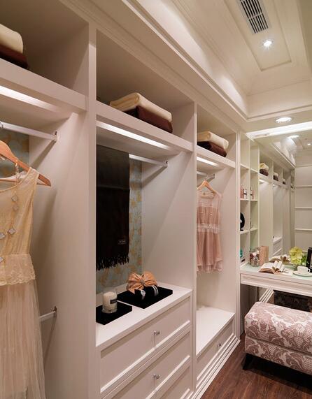 白色衣柜搭配柔和灯光，打造简洁精致的空间。