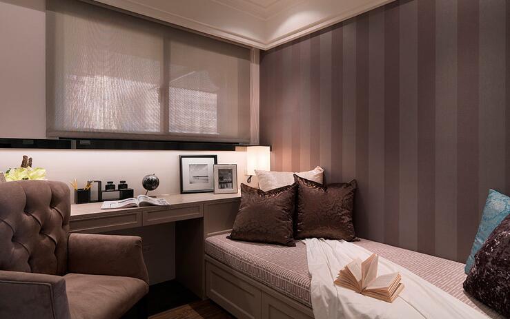 卧室以深浅交错的条纹壁纸体现沉稳感，放置单人床尺寸卧榻，当有客来访可作为客房使用。