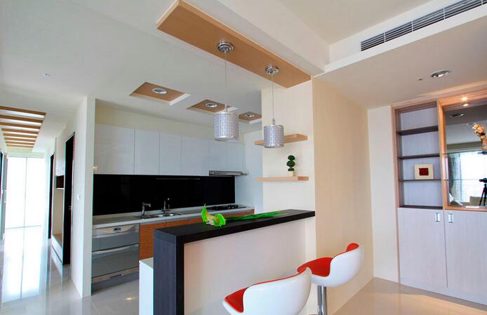 开放性的厨房空间，以轻吧台将餐厅与厨与的连结，也能为屋主的轻食时光提供场所。