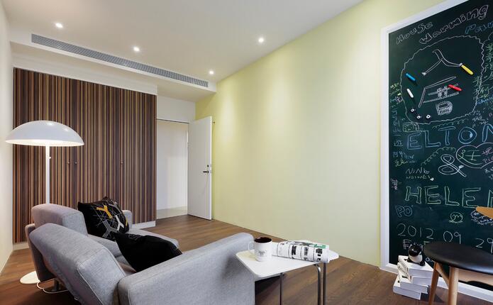 柠檬绿墙面展现屋主年轻化的心态，设计大面黑板，可随性涂画丰富空间色彩。