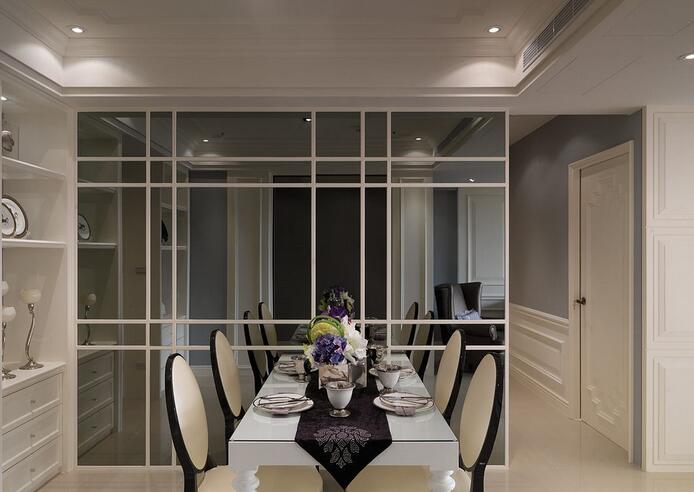 方格线条的灰镜中使餐厅更加明亮，并给人以空间通透的舒适感。