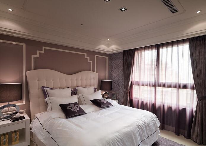 床头立面以深藕色搭配白色造型线板，在窗帘和床品衬饰下，打造独特的新古典卧室。