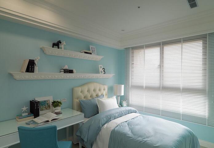 湖水蓝的卧室搭配床头艺术线板层架，构筑素雅柔美新古典风格。