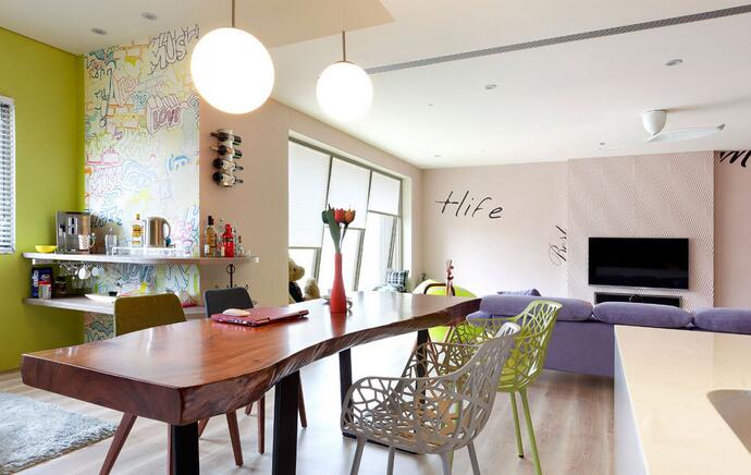 书房与餐厅的弹性使用，搭以涂鸦壁纸让空间充满生活气息。