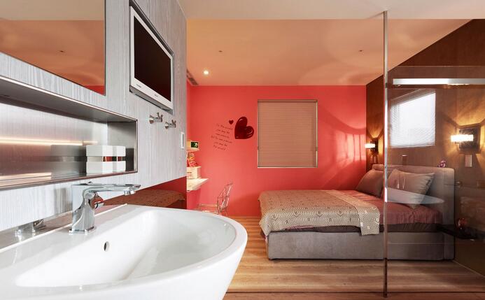 卧室规划的开放卫浴，再以清玻璃将空间完美分隔开。