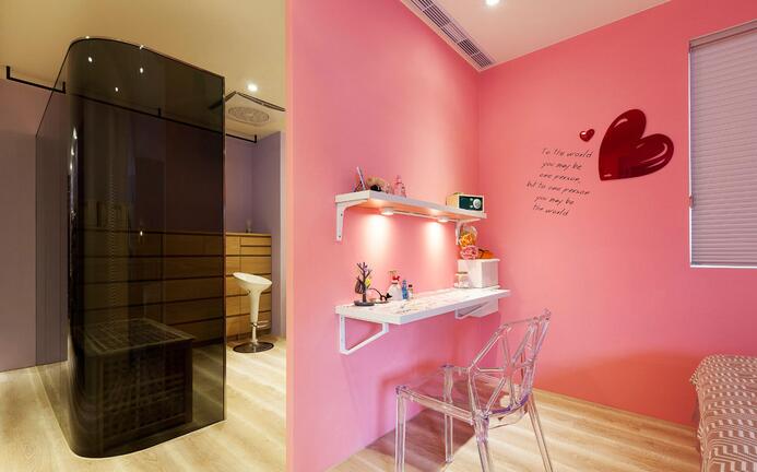 粉红色系打造出专属于主卧的浪漫柔美，角落的收纳空间很好满足了屋主的需求。