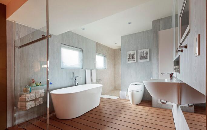 浅灰色墙面搭配木纹水泥地板，构筑出一个简单的卫浴空间。