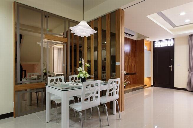 餐厅具现代感的餐桌与立面几何镜面，共同塑造餐厅设计感。