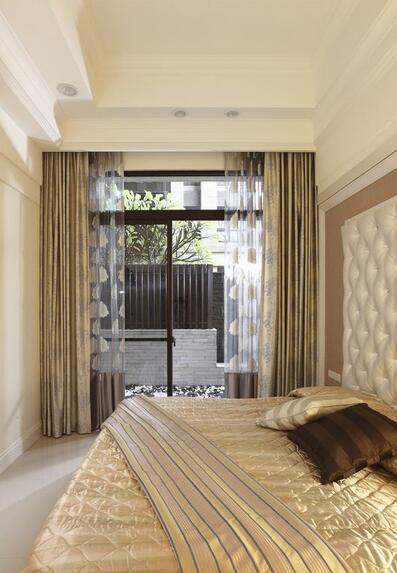 卧室以香槟金为主色，营造沉稳奢华，而床头的米色绷布搭配线板框饰，呼应新古典的经典元素。