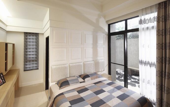 床头立面以线条框边的方块造型，展现新古典风格。
