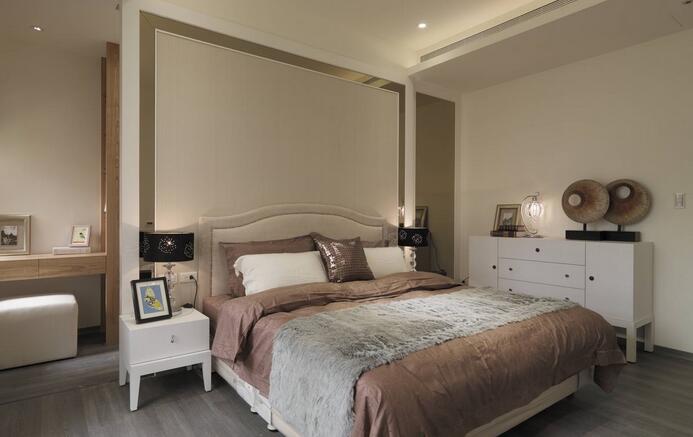 床头背景墙以白色喷漆面板和细致金色框饰，呈现出清爽舒适的感觉。