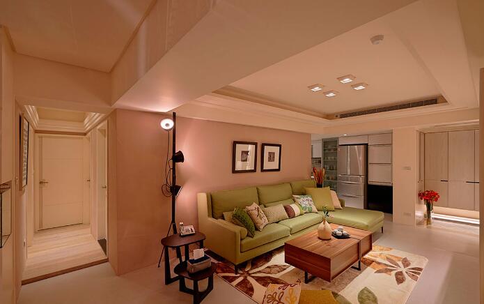 设计师充分利用每一寸空间，柔和的灯光照射，烘托与家人相聚时的温暖。